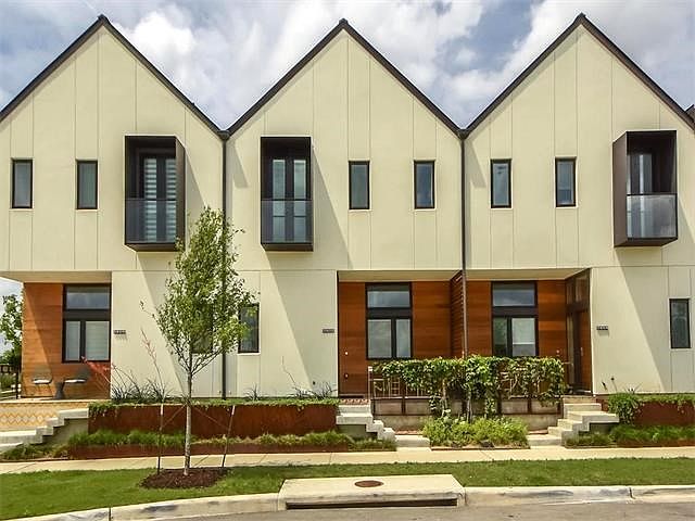 One of eight Tilley row homes designed by iconic Austin architect Michael Hsu, this clean and modern home is a beautiful merger of purposeful design and functionality.