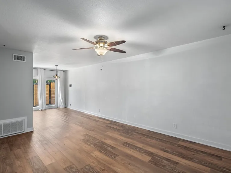 6211 Manor Rd #107 — Photo 25
