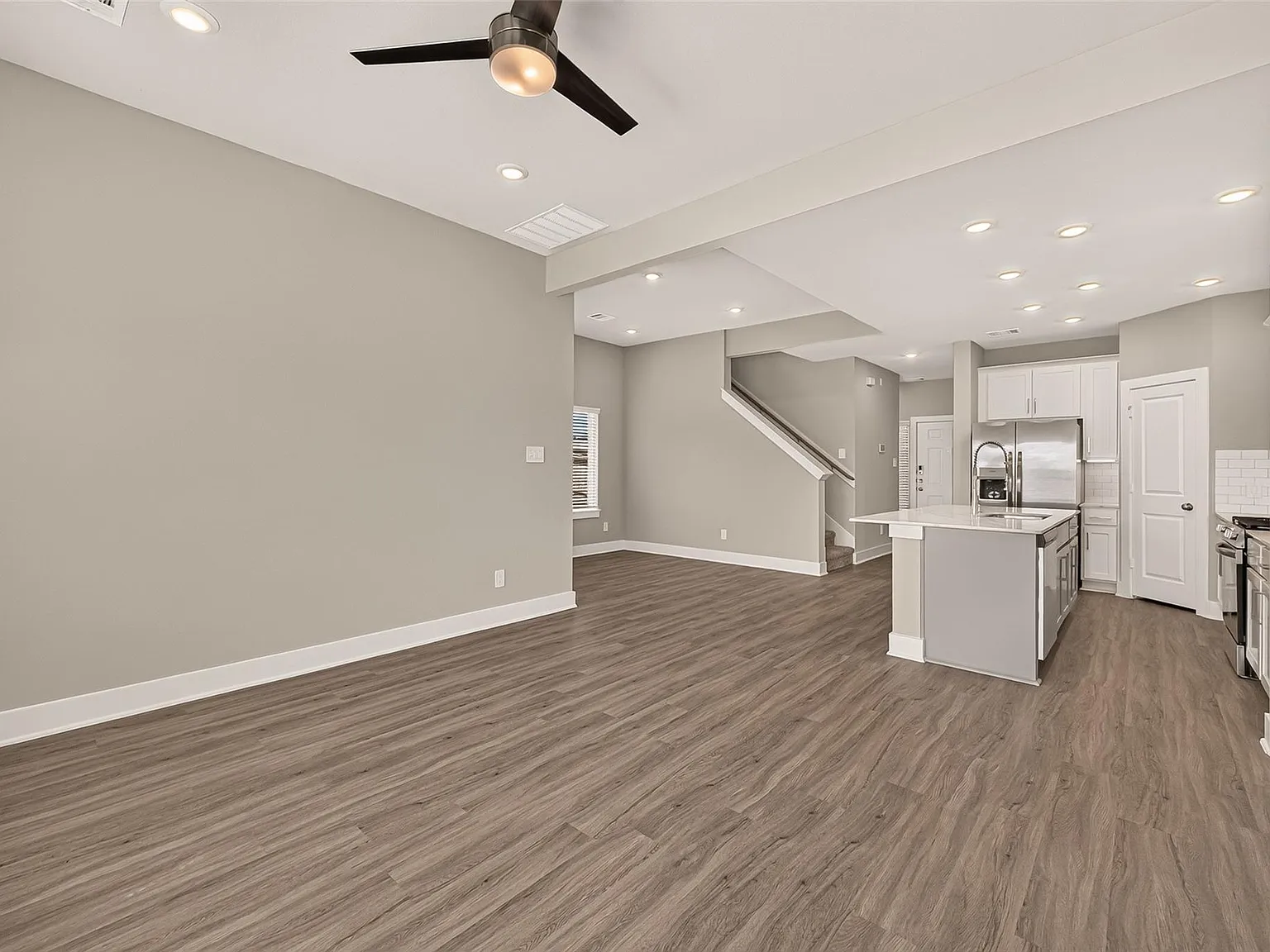 4 bed, 2.5 bath, 1900 sqft, $3,000 — Photo 4