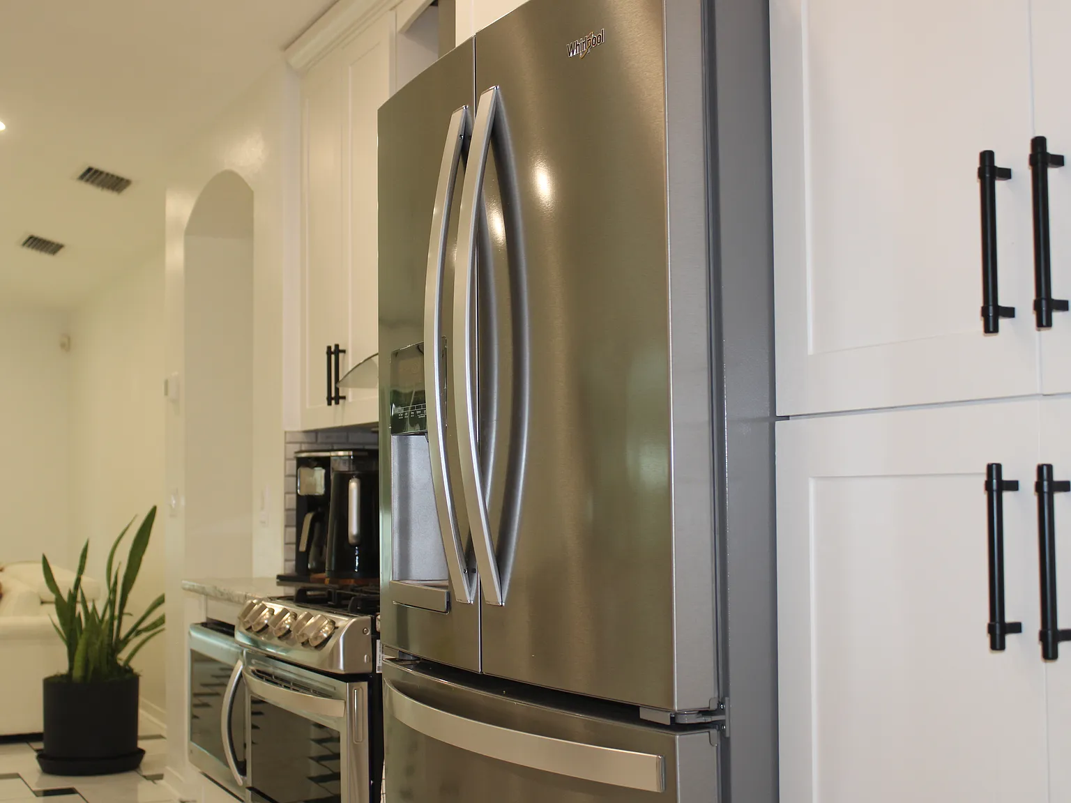 4 bed, 2340 sqft, $3,200 — Photo 4