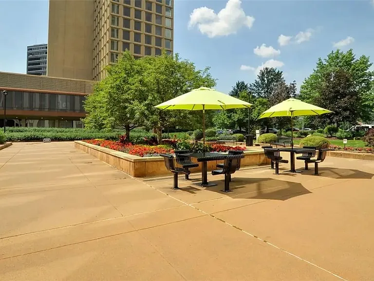 320 Fort Duquesne Blvd #8N — Photo 17