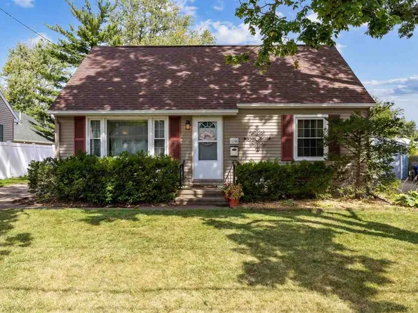 1246 Center St NE, Cedar Rapids, IA 52402