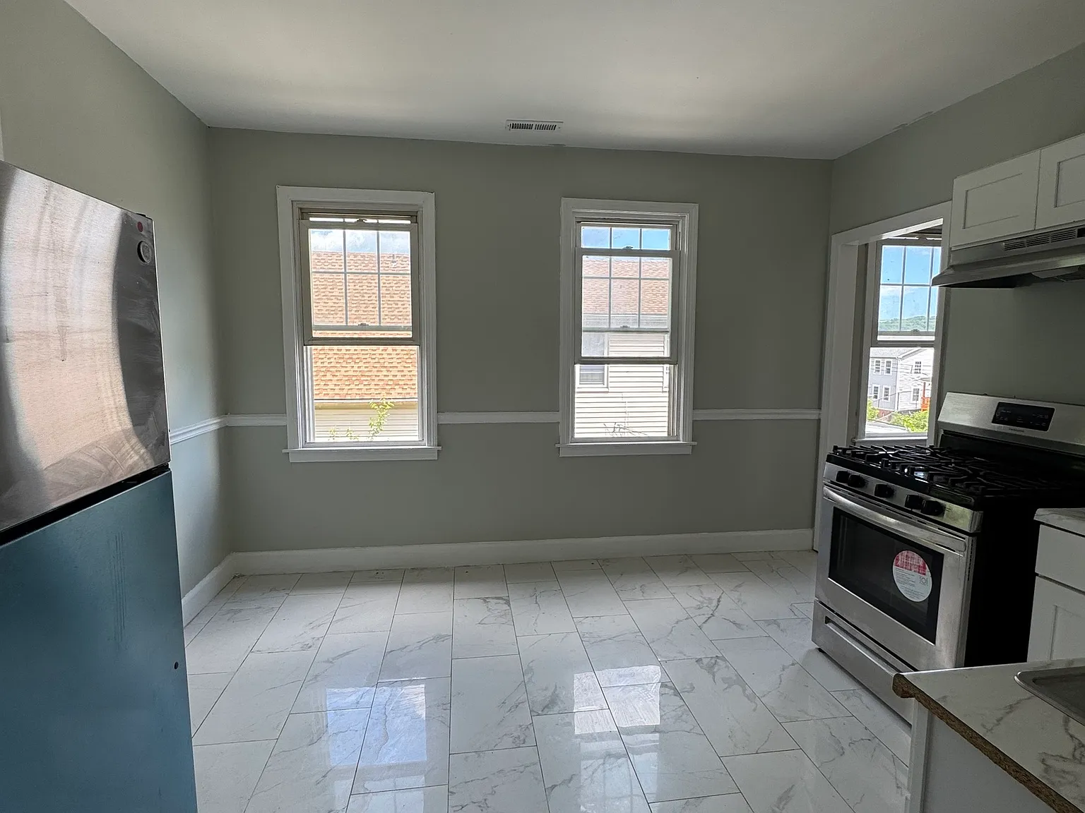 3 bed, 1.0 bath, 3053 sqft, $1,700 — Photo 2