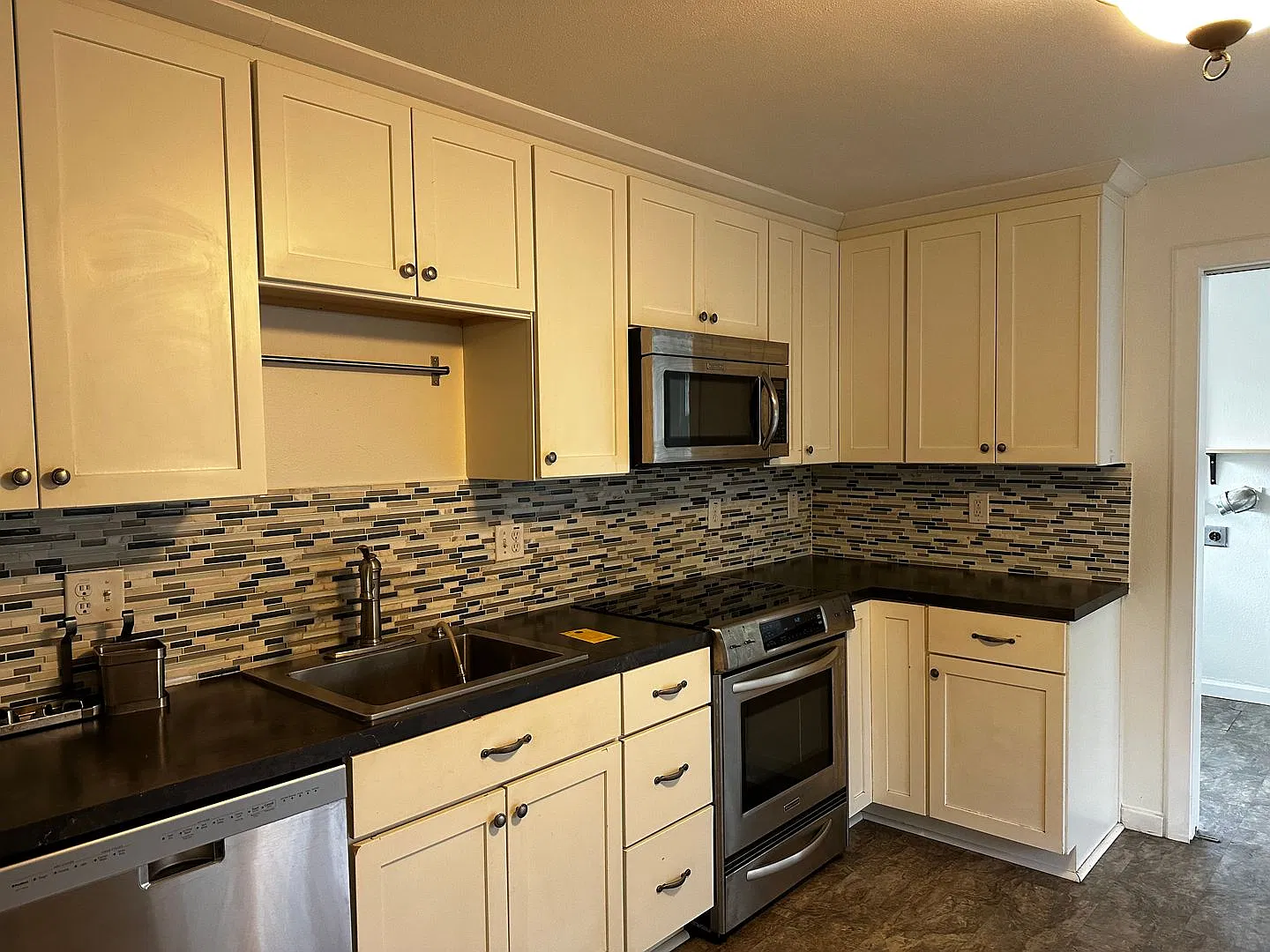 Nice home with an updated kitchen and hardwood flooring in SW Albany — Photo 4