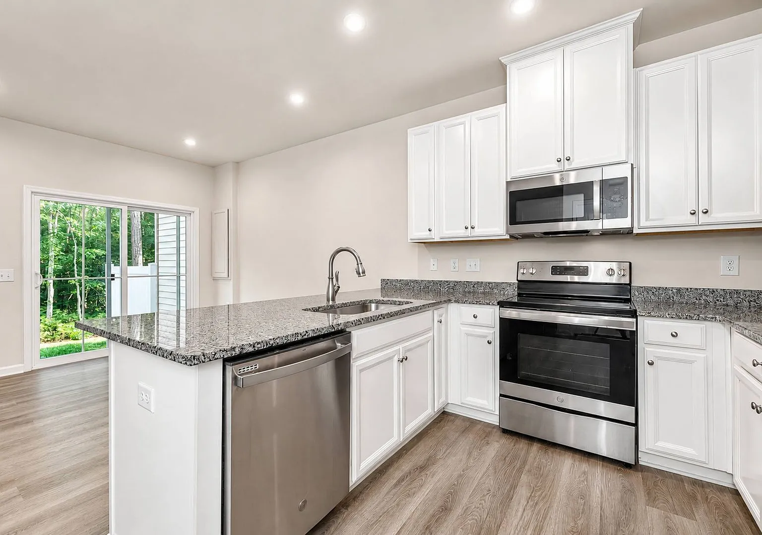 Like New Townhome! — Photo 3