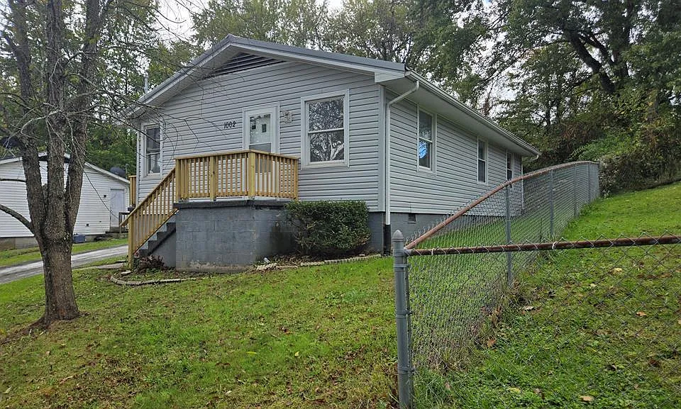 1002 Elizabeth St