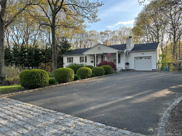 10 Black Pine Street, Center Moriches, NY 11934