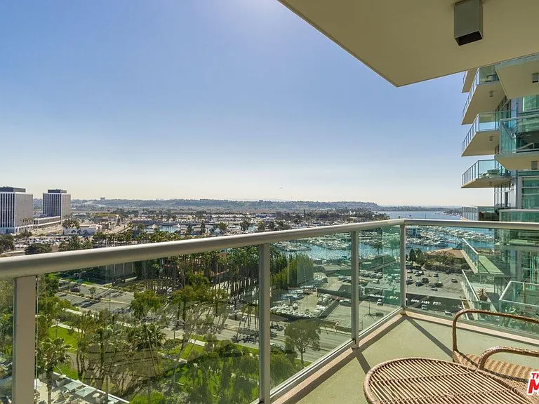 13700 Marina Pointe Dr #1431 — Photo 27