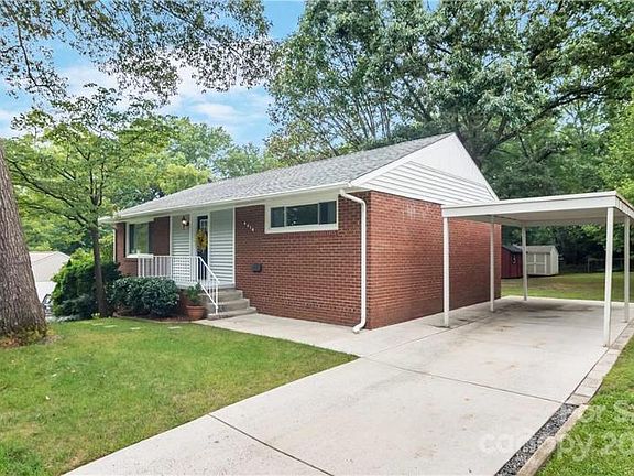 Fence added after picture taken. Fully fenced yard. GREAT for dogs!