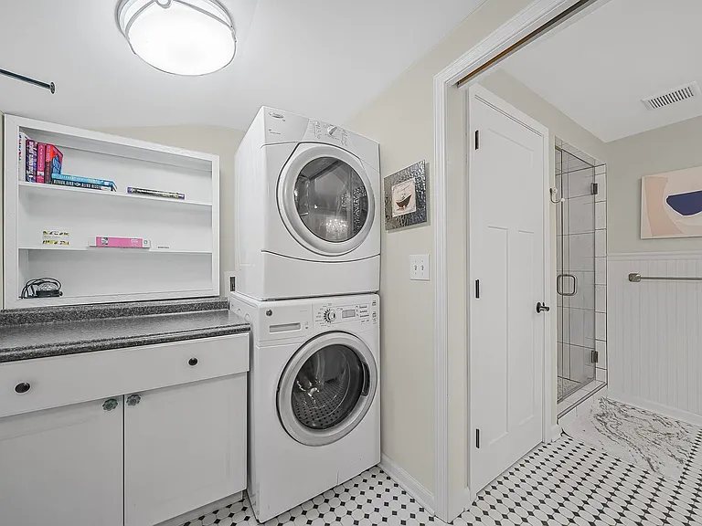 814 Locust St — Photo 5