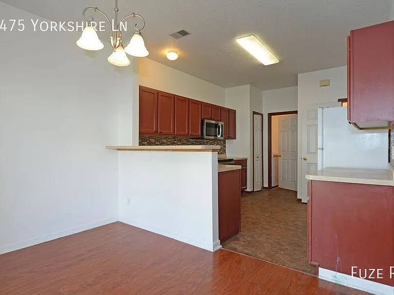 1475 Yorkshire Ln — Photo 5