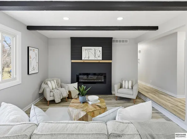 21416 Shamrock Cir, Elkhorn, NE 68022