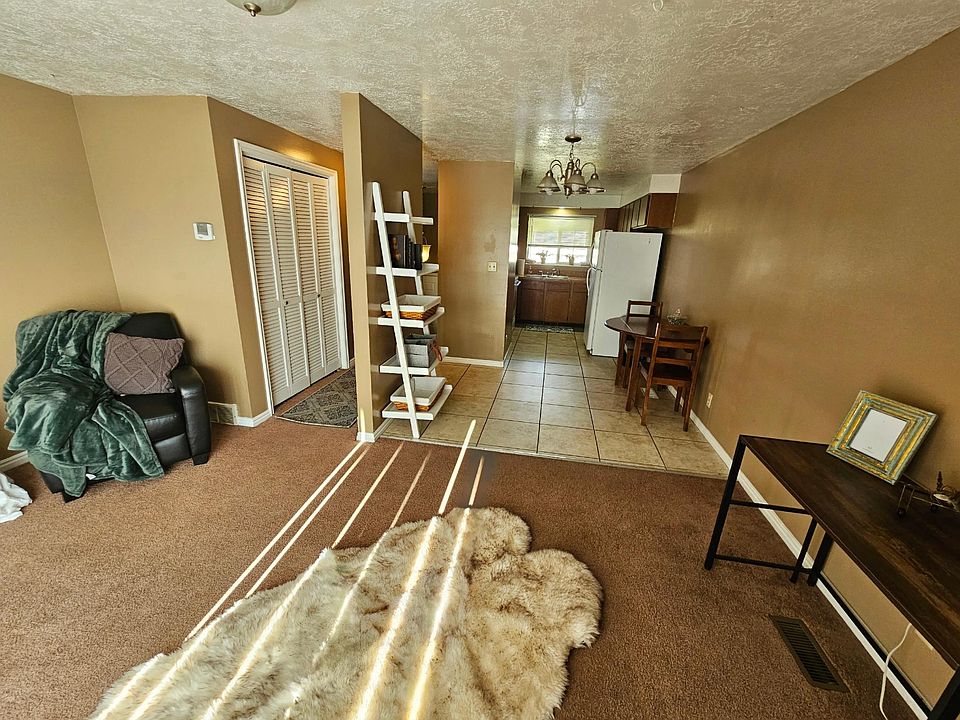 Open concept optimizes living space. 18"tile floors in kitchen and dining.