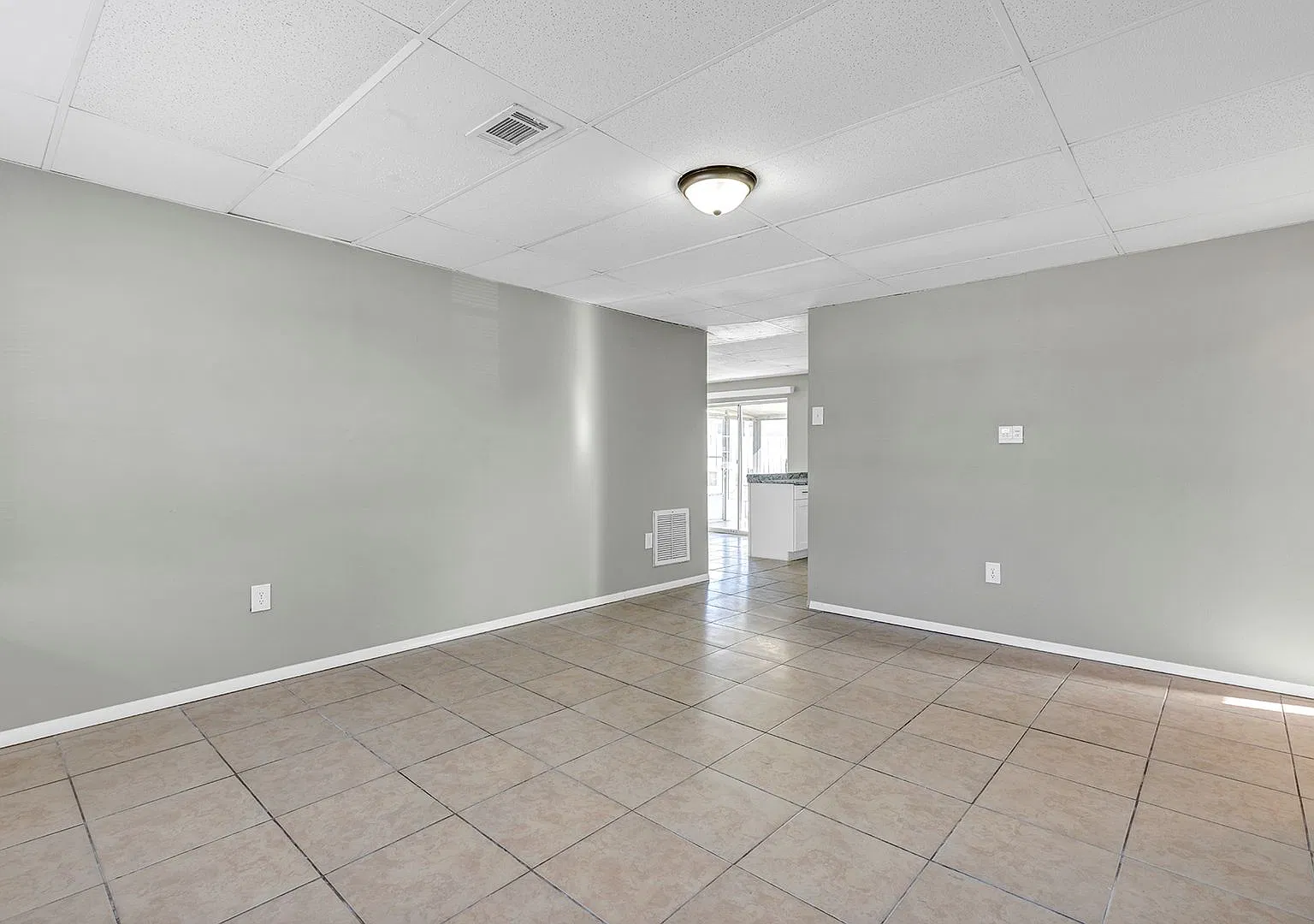 Corner lot in Davenport with Florida room — Photo 4