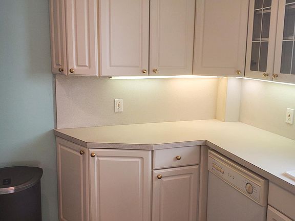 3rd image of 81 Buckhout St #561
