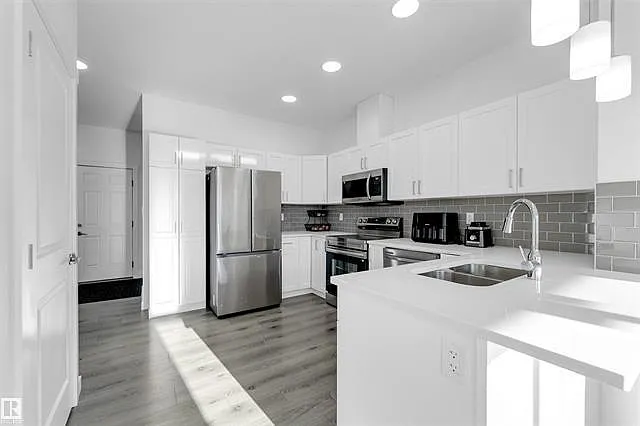 Double Garage 2710 66 St Sw 3 Bedroom | 2.5 Bathroom Townhouse — Photo 1