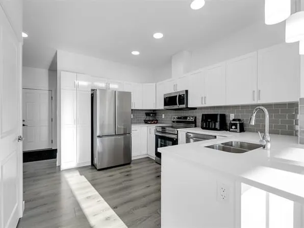 2710 66th St SW, Edmonton, AB T6X 1A3
