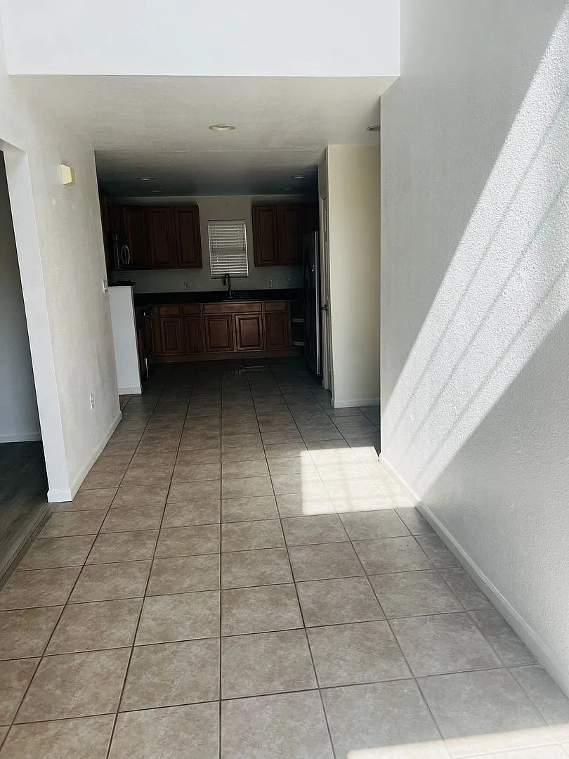 Charming Townhome, Prime Location, Cozy Living — Photo 2