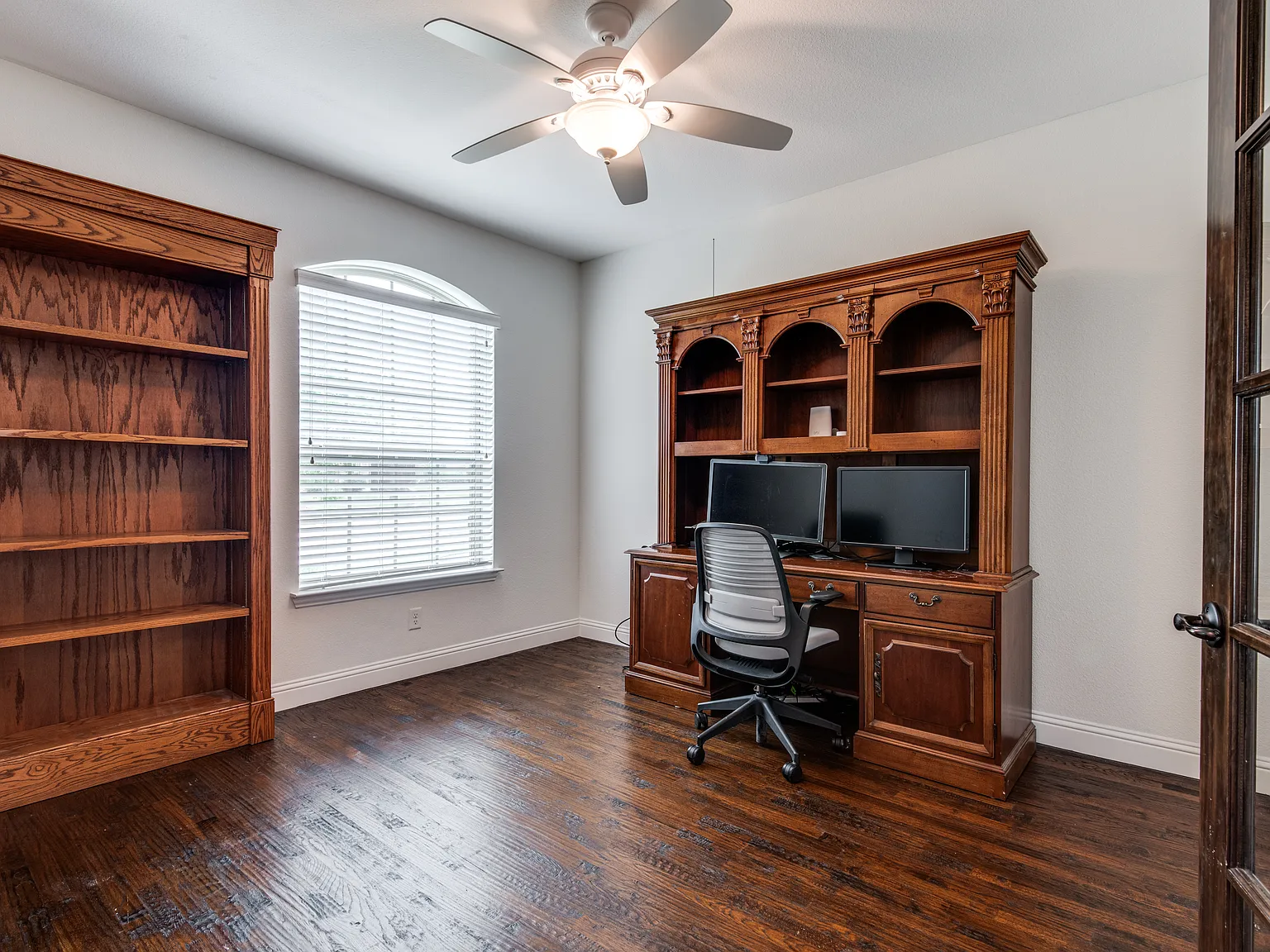 5 bed, 3958 sqft, $4,500 — Photo 4