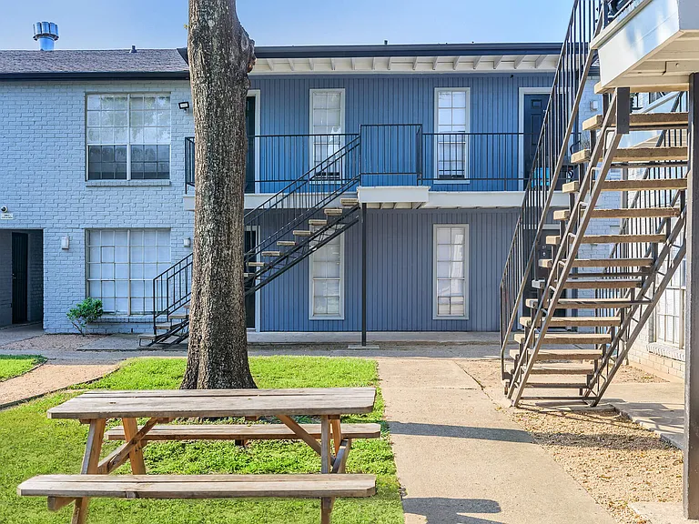 Colonial Woods Apts — Photo 12