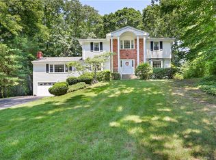 70 Kingsbury Dr, Trumbull, CT 06611