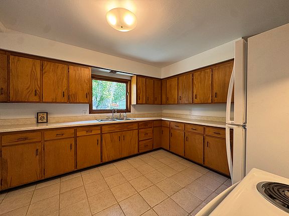 5th image of 1046 Country Club Dr
