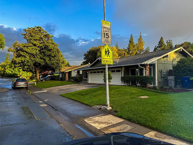 2604 Latham Dr — Photo 2