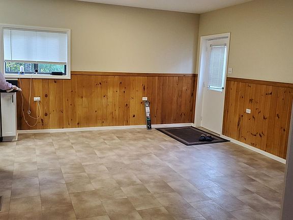 Entryway to kitchen