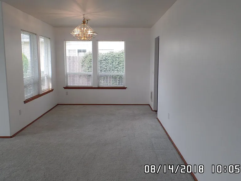 942 E Willow St — Photo 4