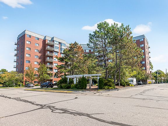 Front entrance of Breakwater Condos