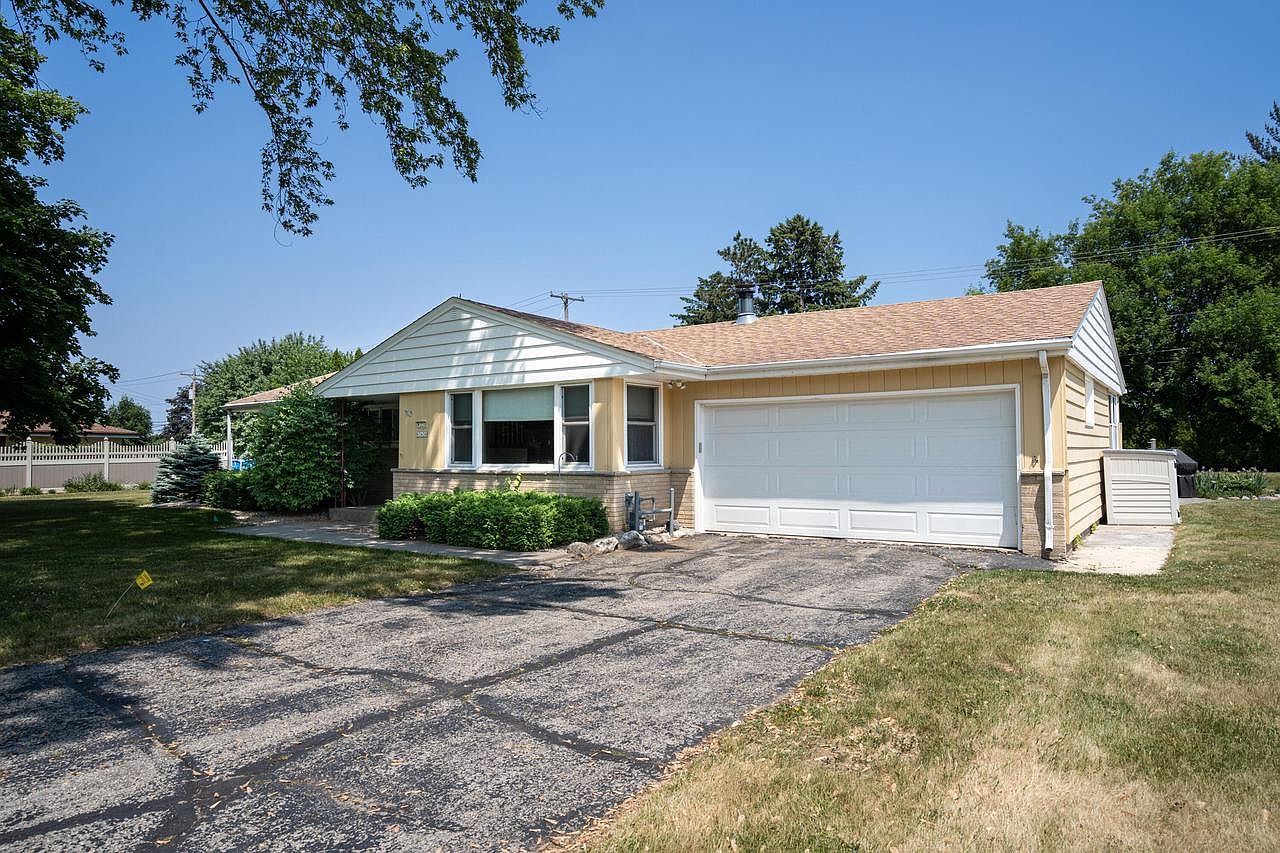 W220N3436 Bonnie LANE, Pewaukee, WI 53072 | Zillow