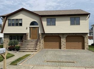 5 Susan Ct, Elmwood Park, NJ 07407