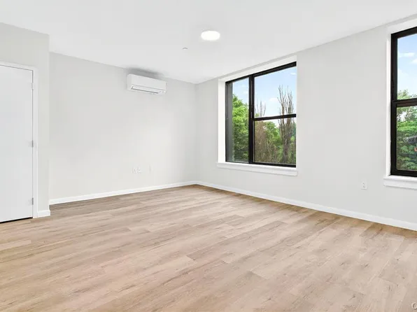 1715a Lacombe Avenue image 11 of 29