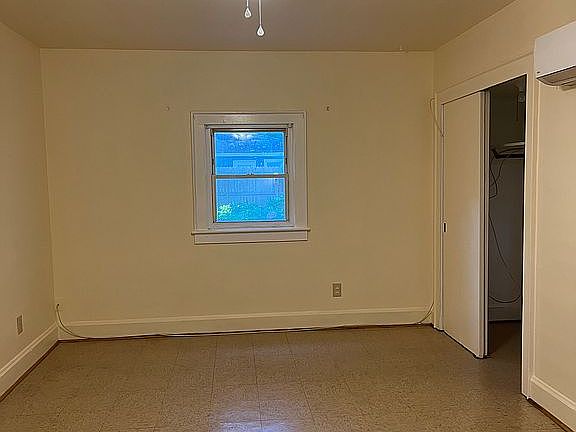 3rd image of 422 Roselynn Ln