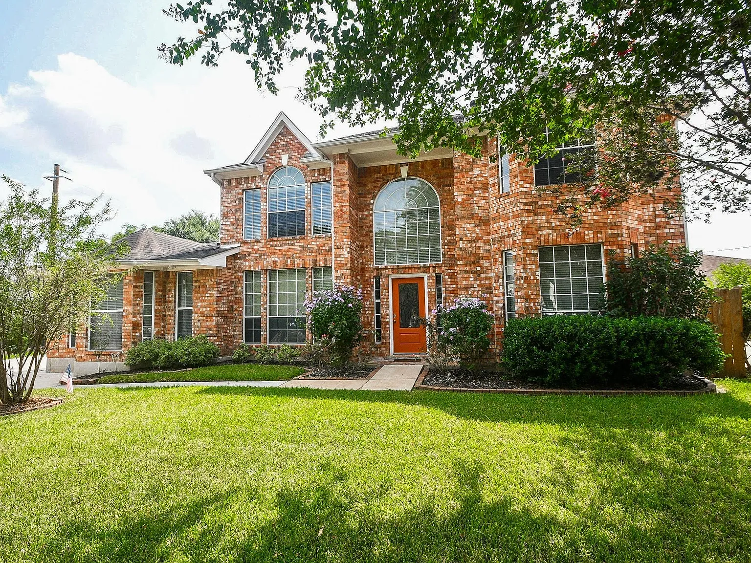 4 bed, 2.5 bath, 3404 sqft, $4,400 — Photo 1