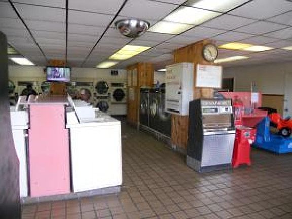 3rd image of 556 E Gateway Blvd