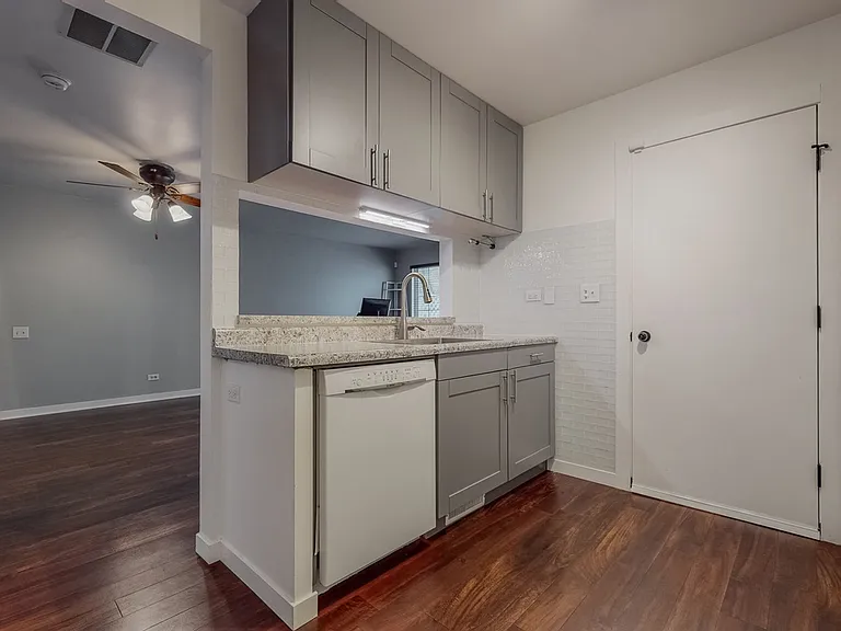 437 Thomas Jefferson Ct — Photo 6