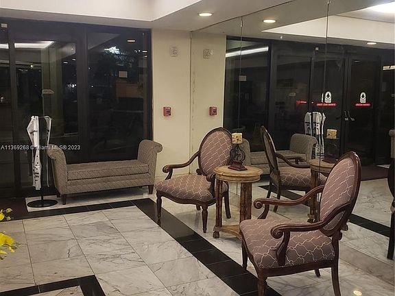 5th image of 800 NE 195th St APT 304