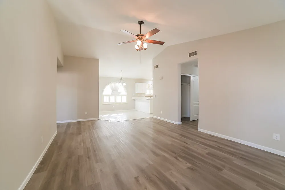 3 bed, 2.0 bath, 1289 sqft, $1,905 — Photo 4