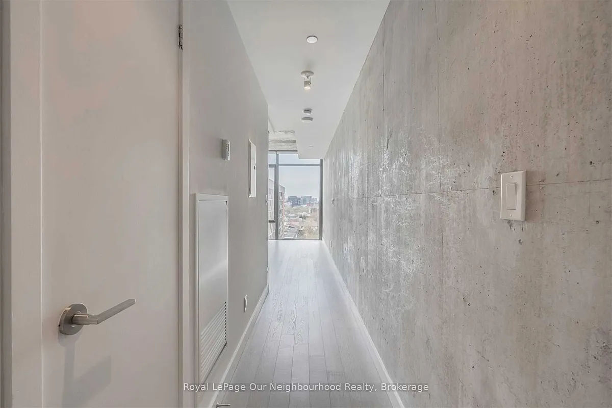 Building Photo - 111 Bathurst St #806