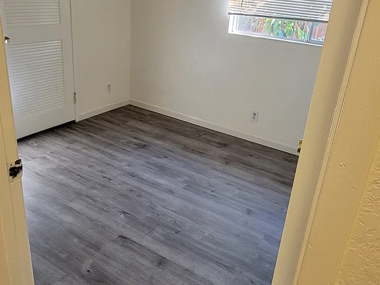 1913 Edgestone Cir — Photo 4