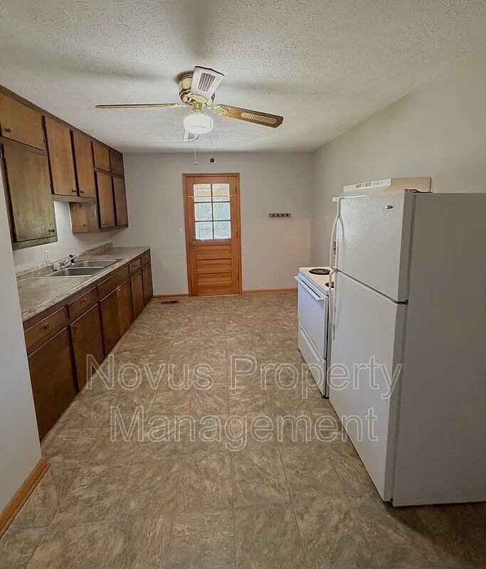 2 bed, 1.0 bath, $1,095 — Photo 3