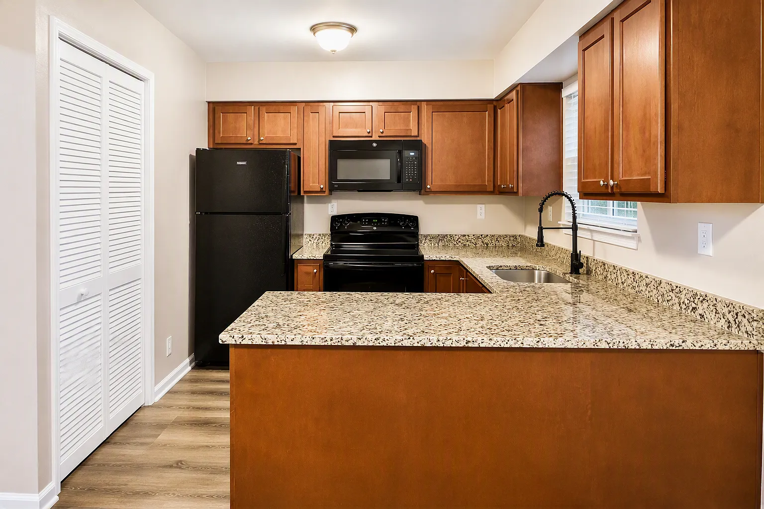 4 bed, 2160 sqft, $3,200 — Photo 2