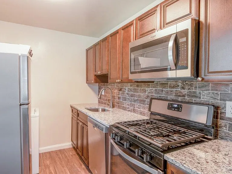 Quail Hollow Apartment Homes — Photo 2