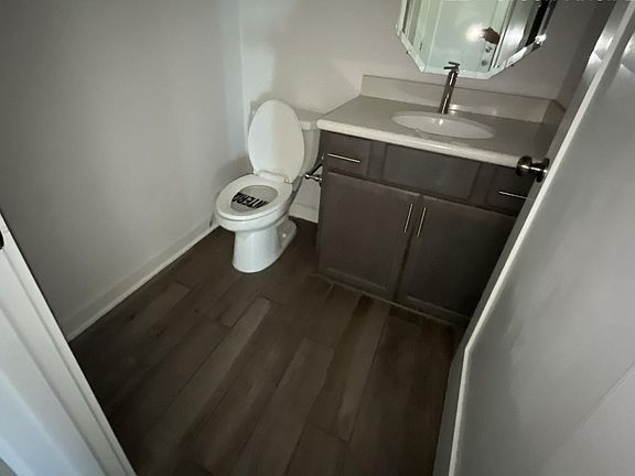 5th image of 221 Green Knoll Ln