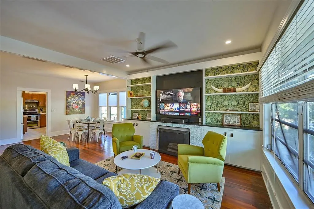 3 bed, 2.5 bath, 2208 sqft, $3,000 — Photo 2
