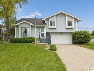 2002 Queen Dr, Papillion, NE, 68046