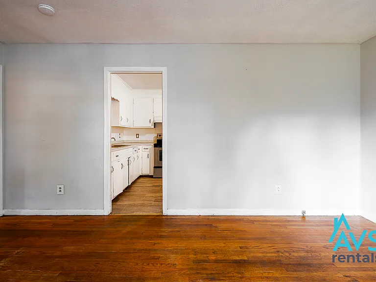 908 Woodale Cir — Photo 4