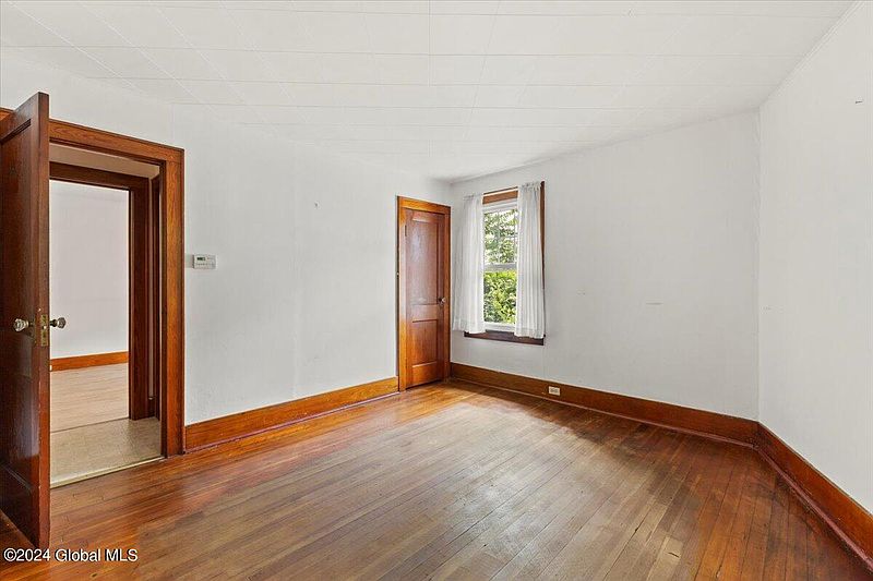 4th image of 35 Lawrence Street