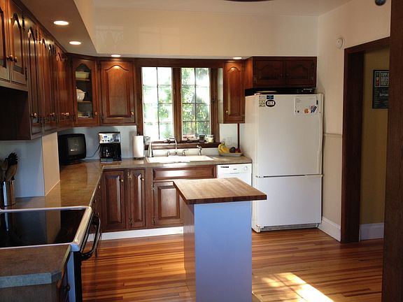 Large Kitchen w/ eating area
